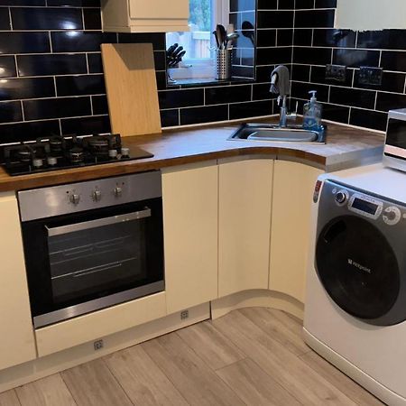 One Bedroom Apartment In Walsall Sleeps 4 Free Wifi By Villazu Bloxwich Exterior foto