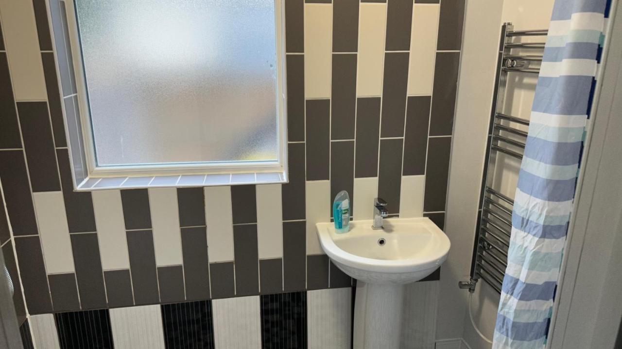 One Bedroom Apartment In Walsall Sleeps 4 Free Wifi By Villazu Bloxwich Exterior foto