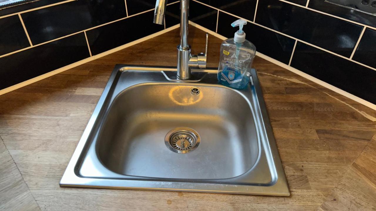 One Bedroom Apartment In Walsall Sleeps 4 Free Wifi By Villazu Bloxwich Exterior foto