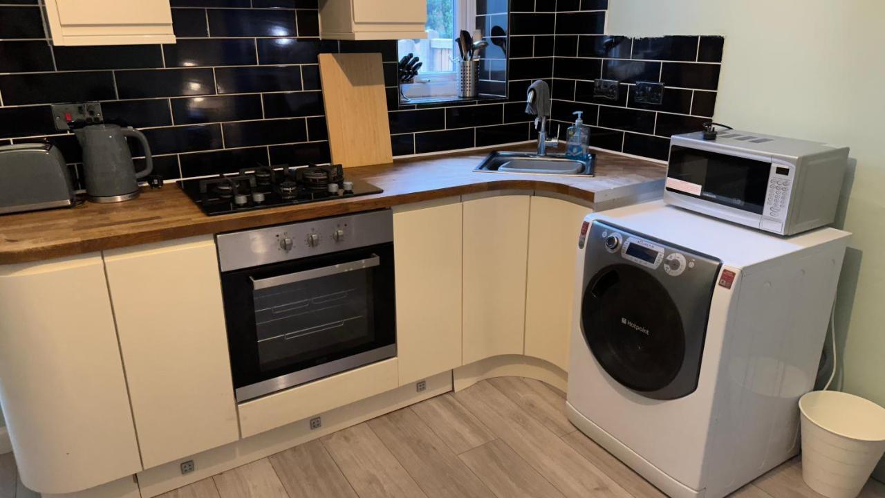 One Bedroom Apartment In Walsall Sleeps 4 Free Wifi By Villazu Bloxwich Exterior foto