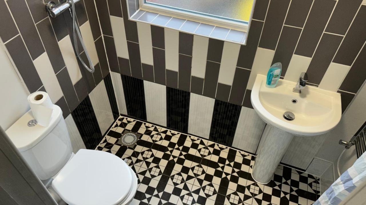 One Bedroom Apartment In Walsall Sleeps 4 Free Wifi By Villazu Bloxwich Exterior foto
