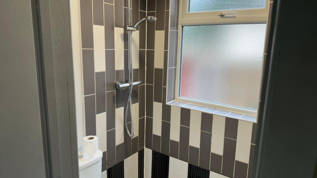 One Bedroom Apartment In Walsall Sleeps 4 Free Wifi By Villazu Bloxwich Exterior foto
