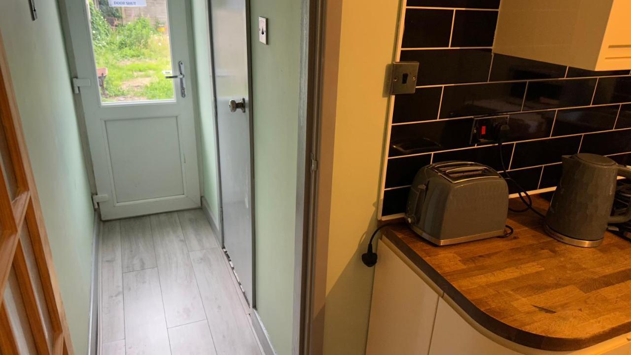 One Bedroom Apartment In Walsall Sleeps 4 Free Wifi By Villazu Bloxwich Exterior foto